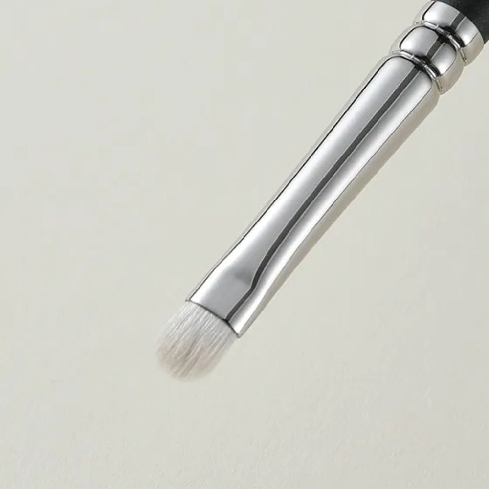 Soft goat hair bristles for seamless eyeshadow application 4
