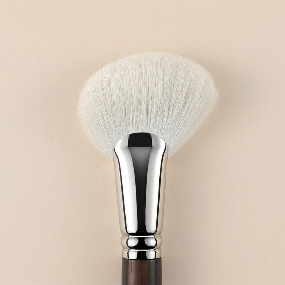 Angled fan contour brush for precise definition 3