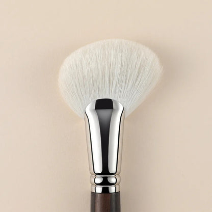 Angled fan contour brush for precise definition 3