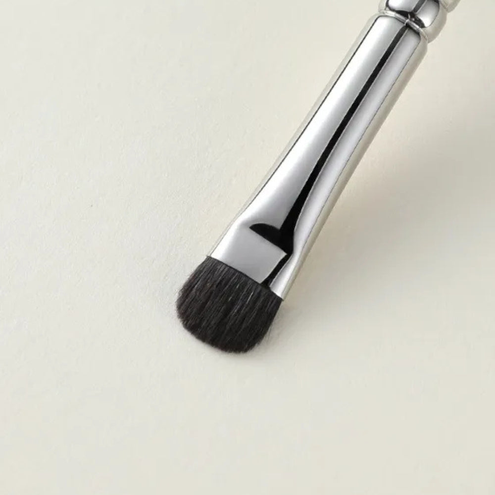 Compact and travel-friendly blending brush for eye makeup 3