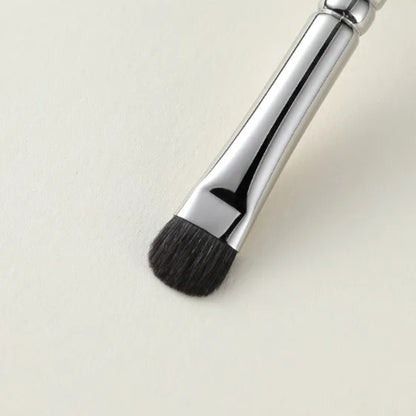 Compact and travel-friendly blending brush for eye makeup 3