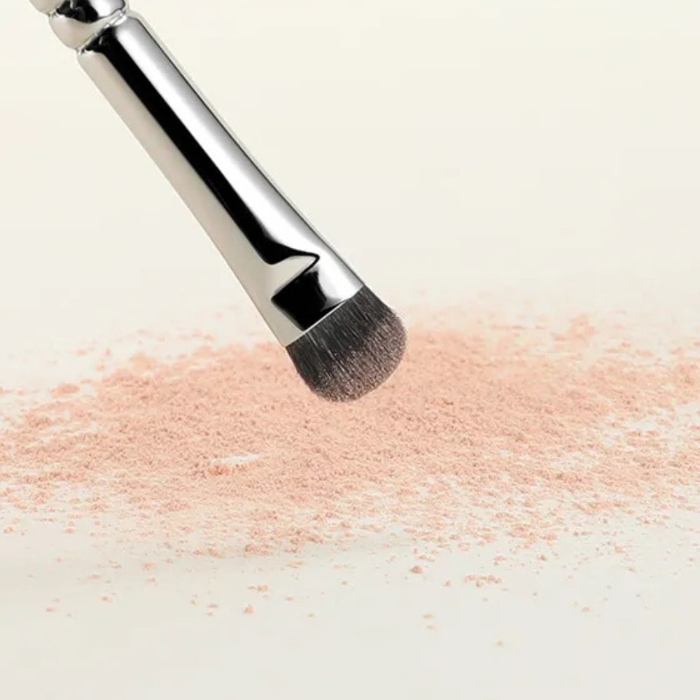 Compact and travel-friendly blending brush for eye makeup 4