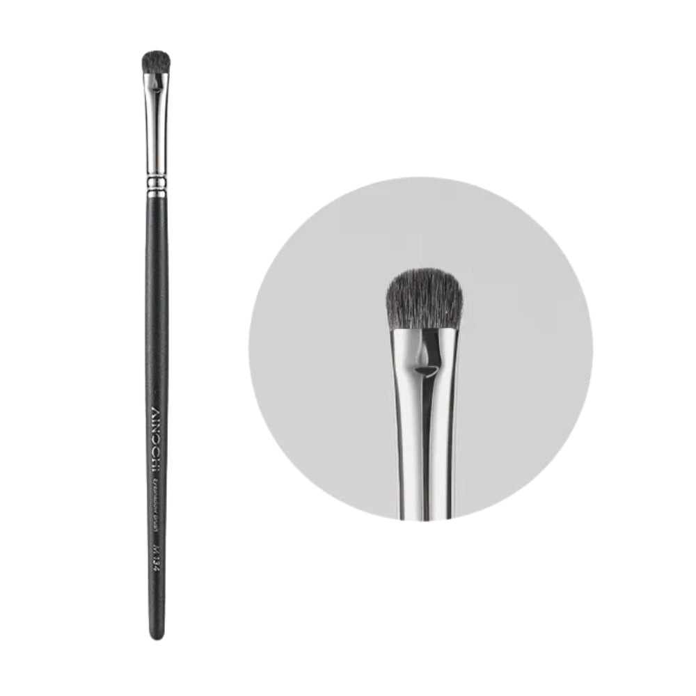 Compact and travel-friendly blending brush for eye makeup 1
