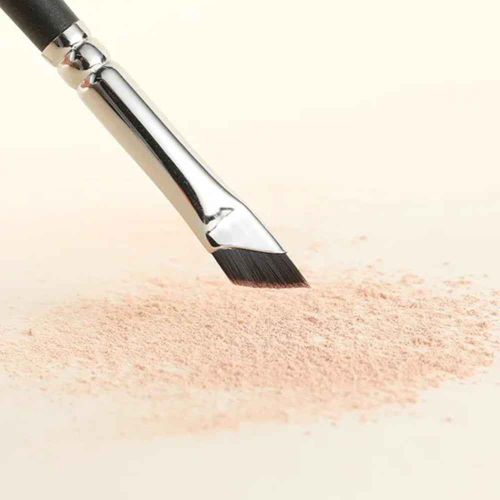 Professional eyeliner brush with ergonomic maple handle 3