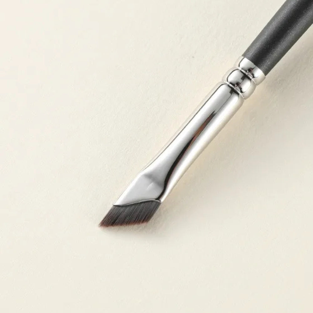 Professional eyeliner brush with ergonomic maple handle 4