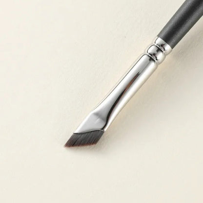 Professional eyeliner brush with ergonomic maple handle 4