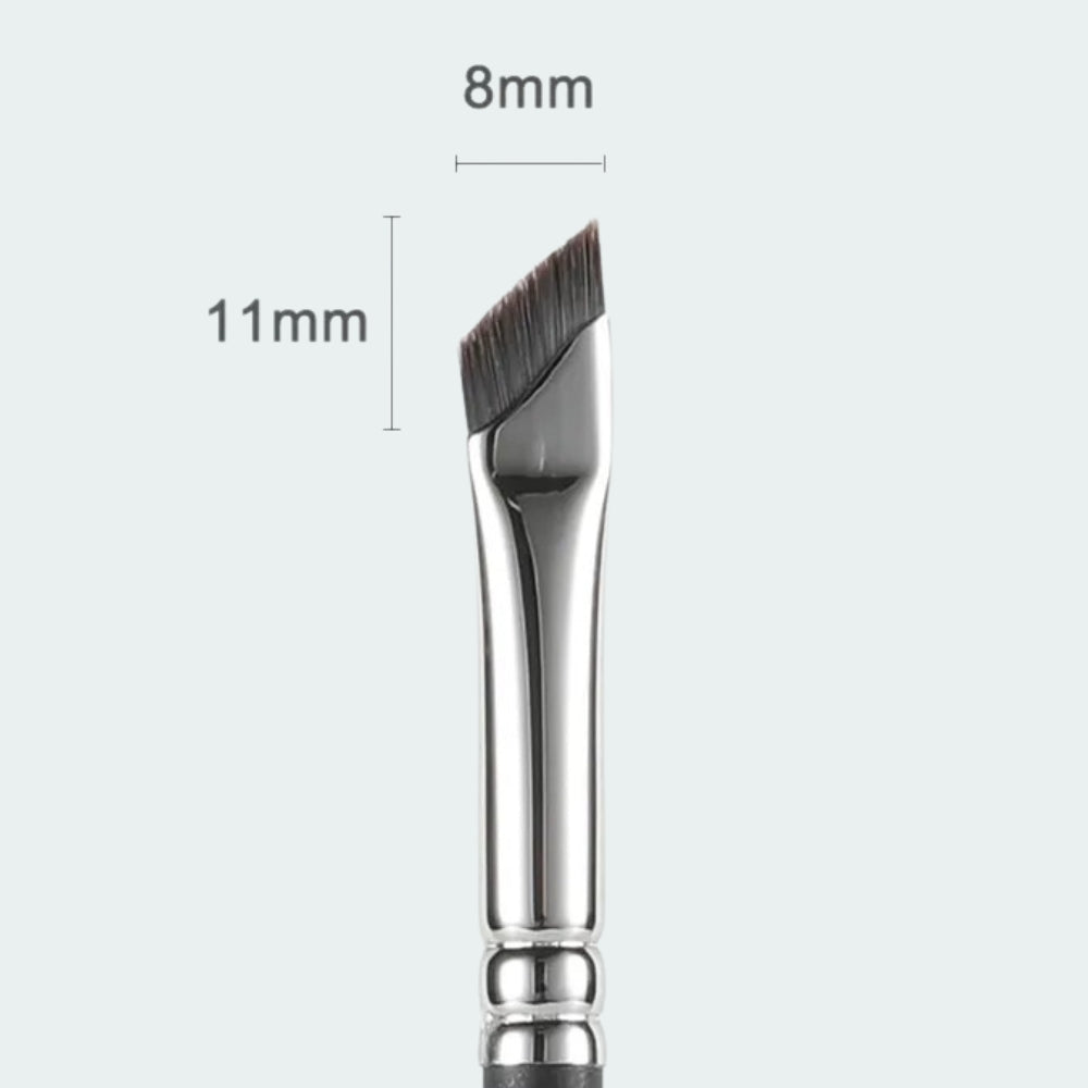 Professional eyeliner brush with ergonomic maple handle 5