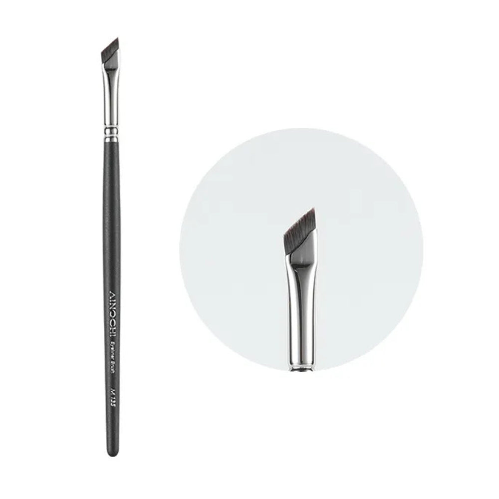 Professional eyeliner brush with ergonomic maple handle 1