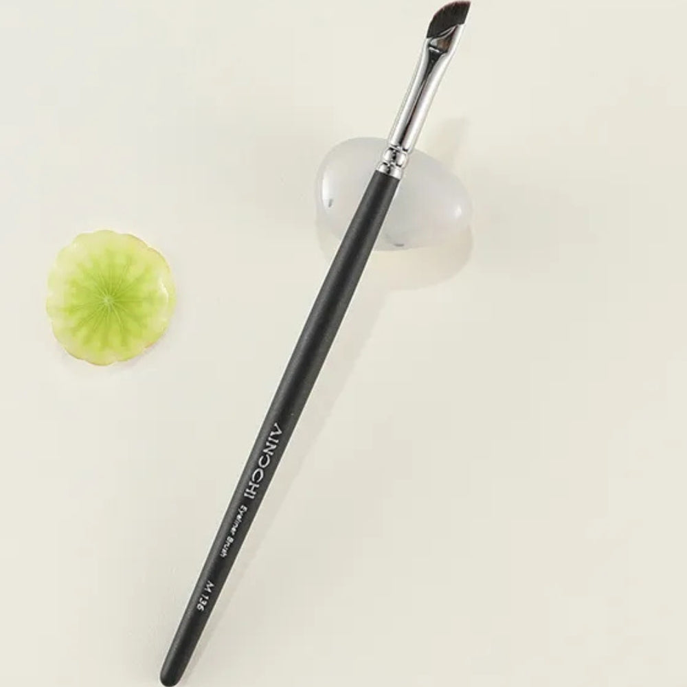 Versatile eyeliner brush for gel, liquid, cream, and powder formulas 2