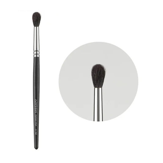 High-performance goat hair bristles for soft and controlled blending 1