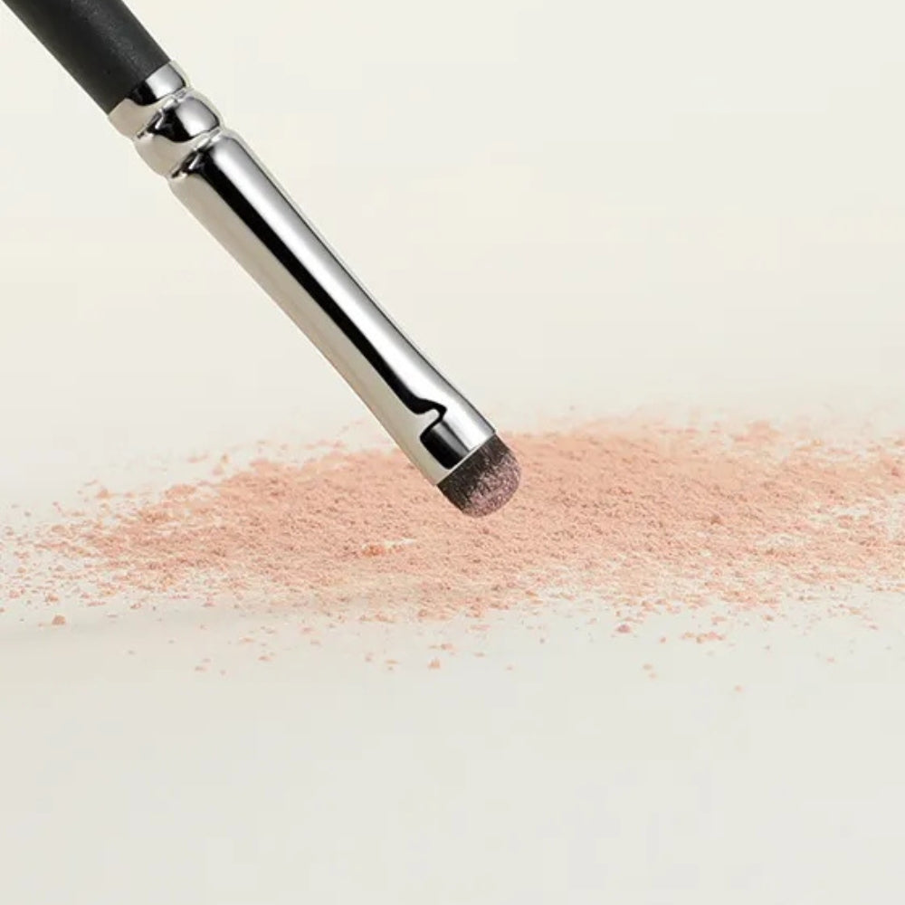 Compact and travel-friendly concealer blending brush 3