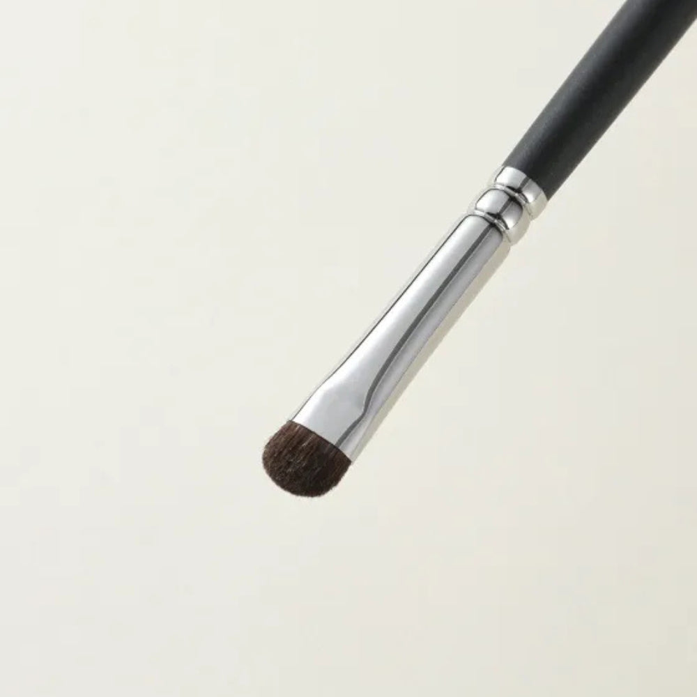 Compact and travel-friendly concealer blending brush 4