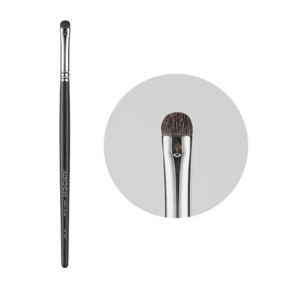 Compact and travel-friendly concealer blending brush 1