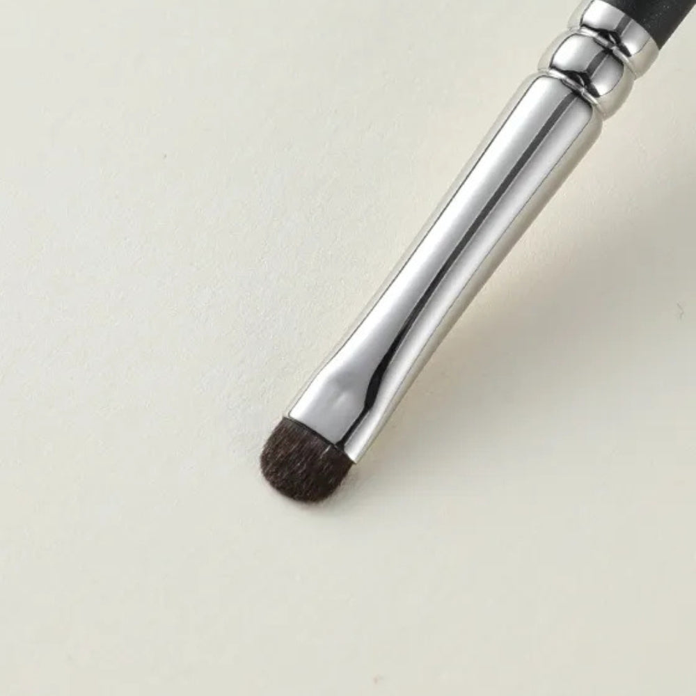 Soft goat hair bristles for effortless eyeliner blending 3