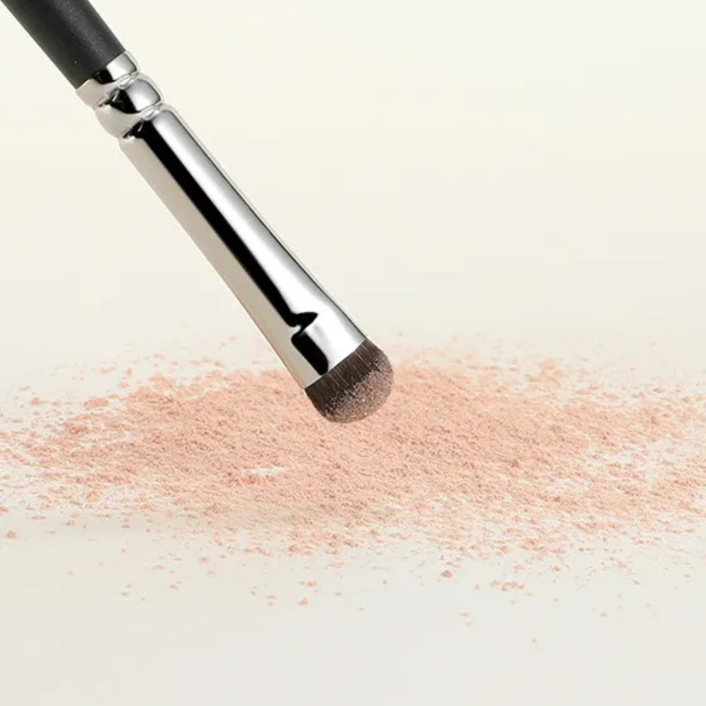 Soft goat hair bristles for effortless eyeliner blending 4