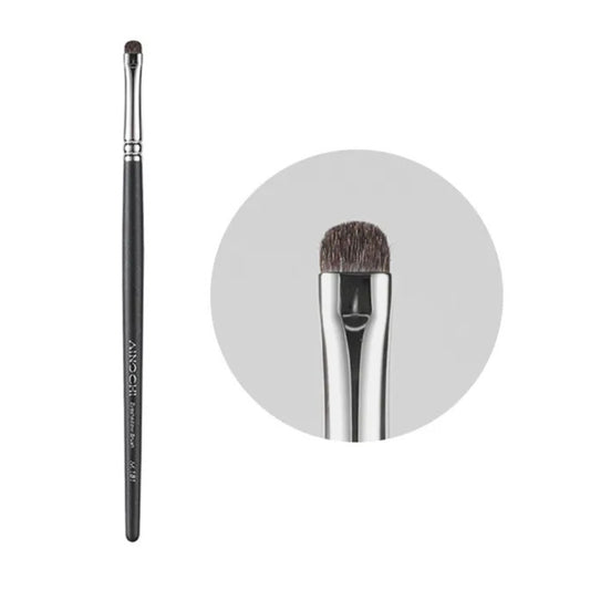 Soft goat hair bristles for effortless eyeliner blending 1