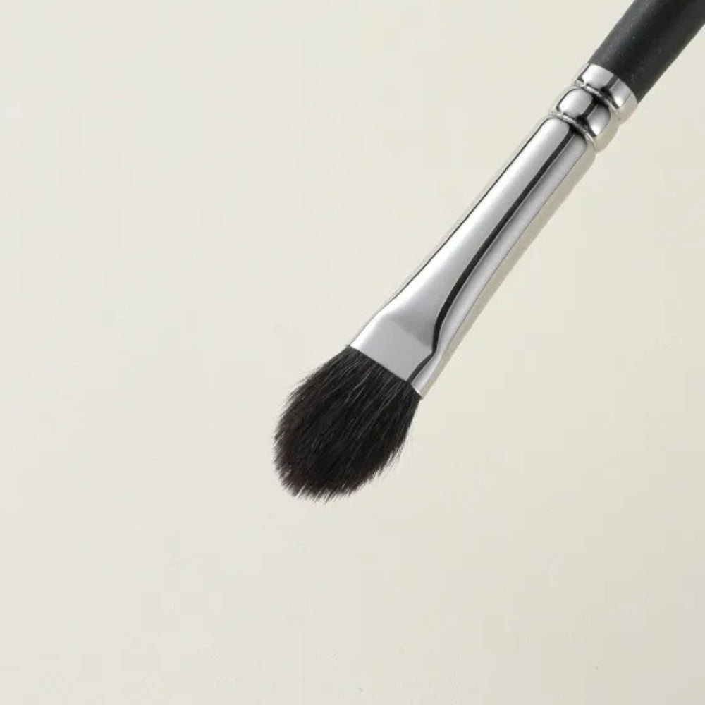 Angled blending brush for precise shading and contouring 3