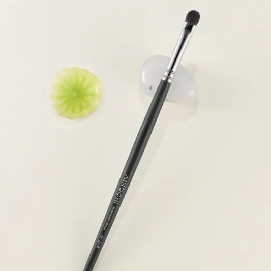 Ultra-soft and dense bristles for smooth pigment distribution 2