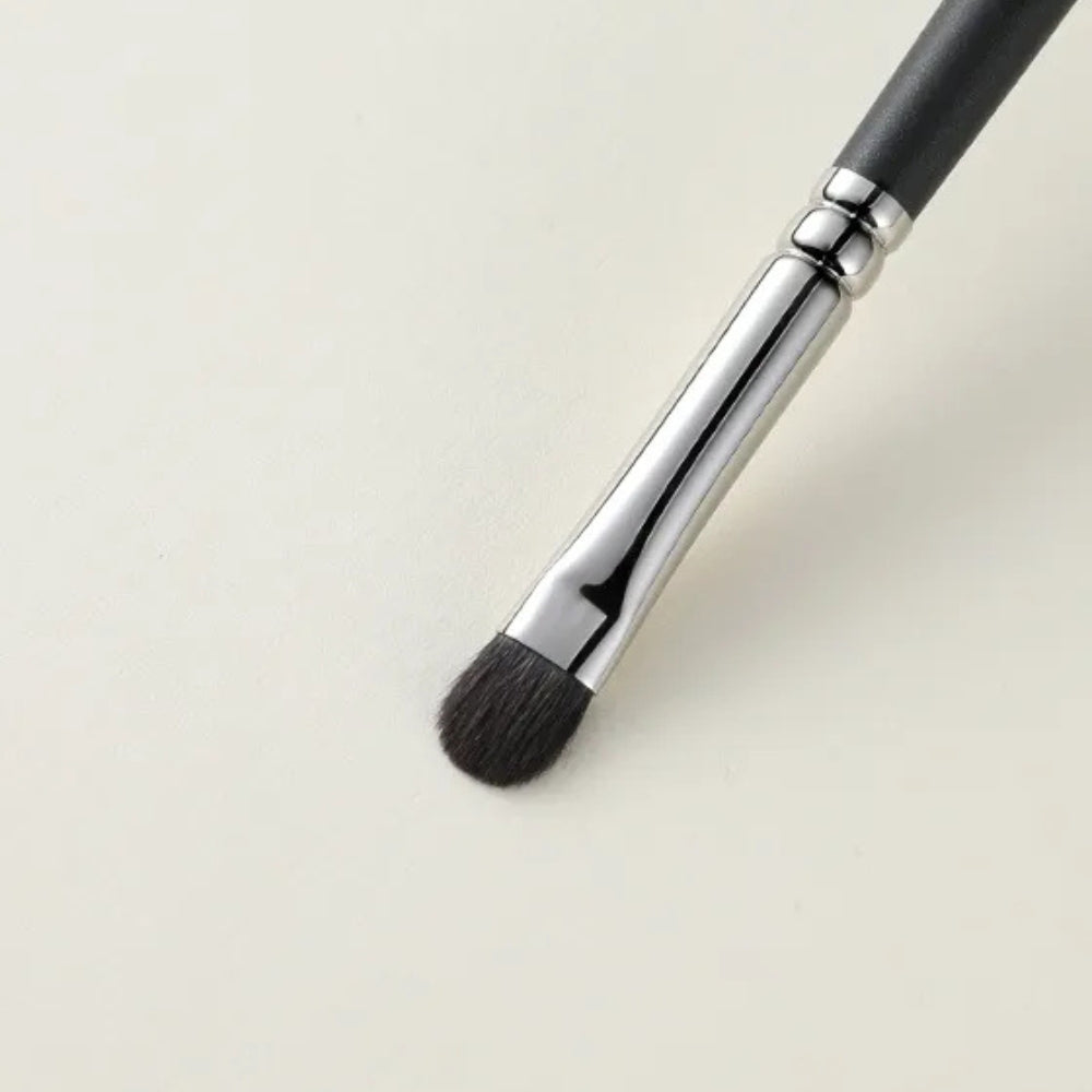 Ultra-soft and dense bristles for smooth pigment distribution 4