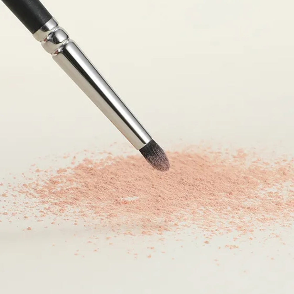 Soft goat hair bristles for smooth eyeshadow application 4