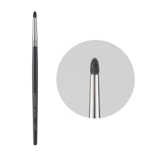 Soft goat hair bristles for smooth eyeshadow application 1