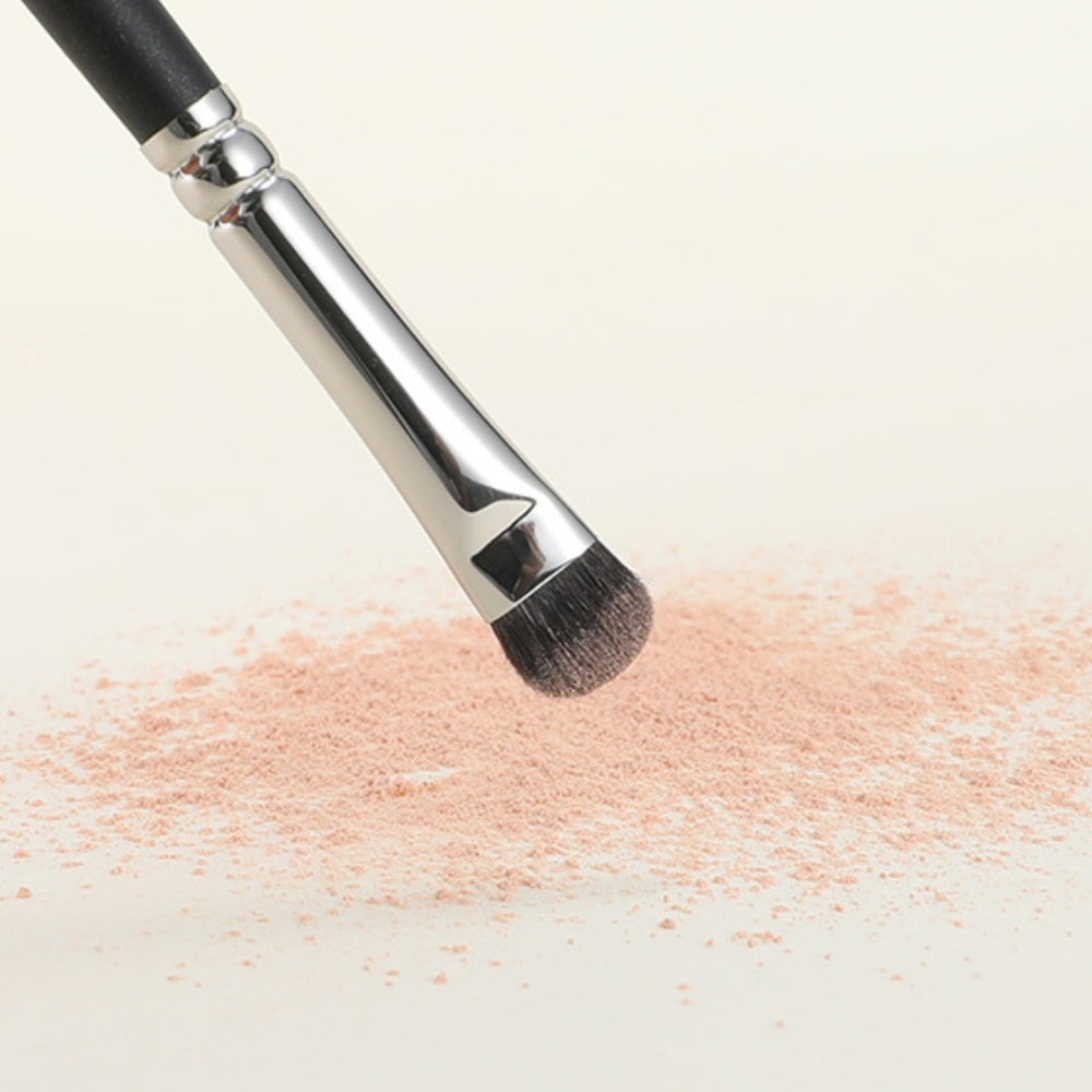 Soft goat hair bristles for seamless eyeshadow application 3
