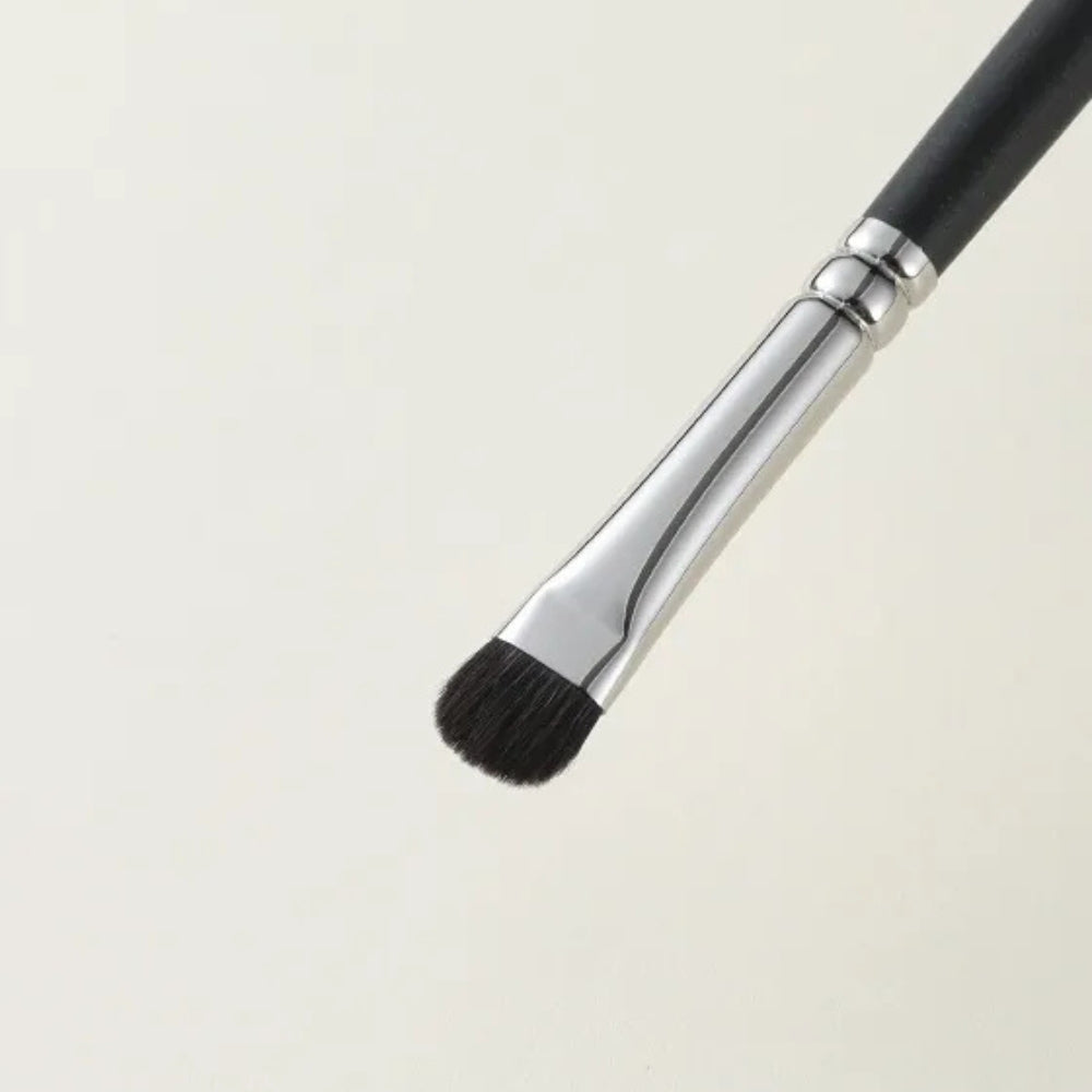 Soft goat hair bristles for seamless eyeshadow application 4