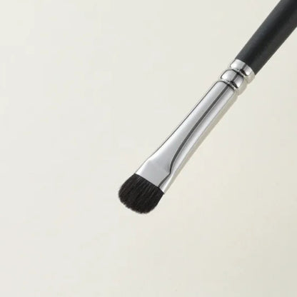 Soft goat hair bristles for seamless eyeshadow application 4