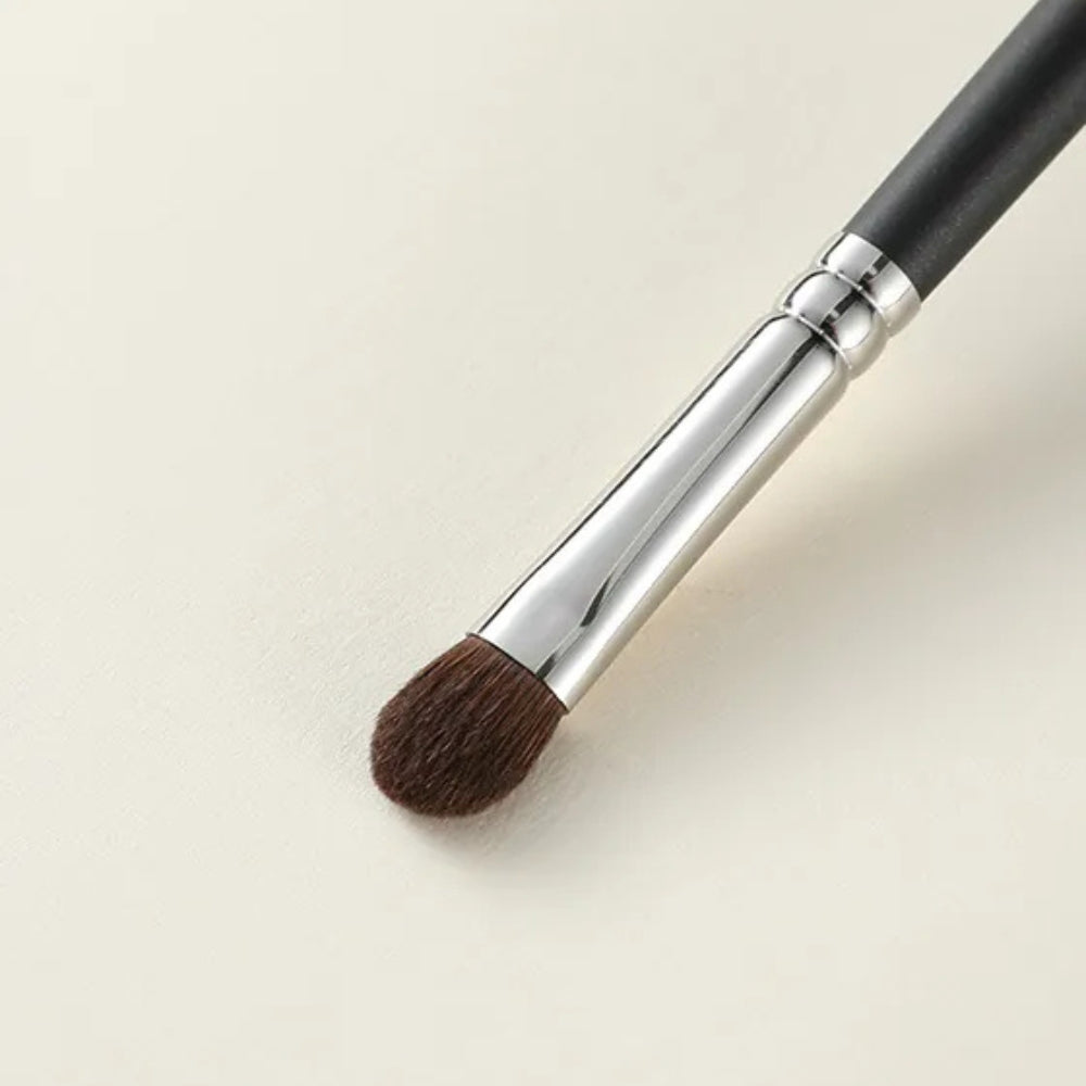 Professional makeup blending brush with ultra-soft pony hair bristles 3