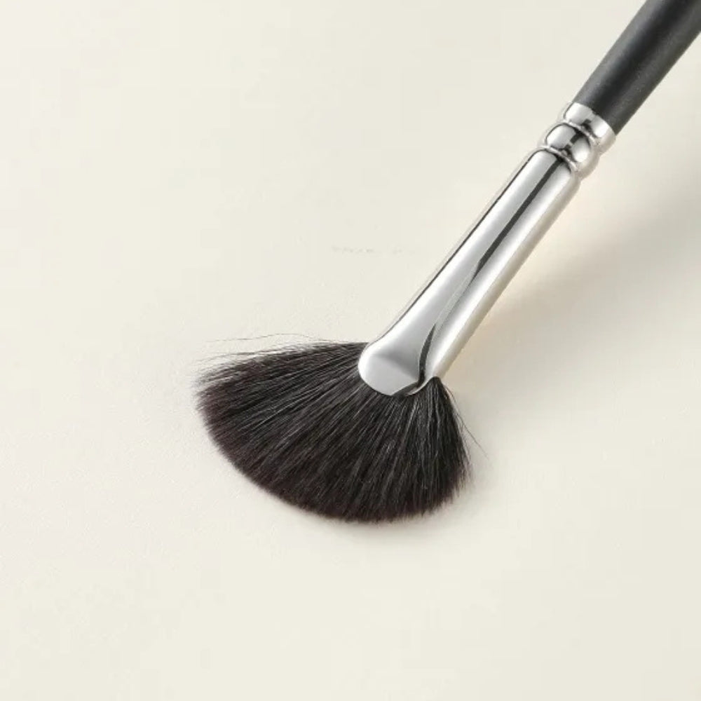 Professional makeup fan brush with ultra-soft goat hair bristles 3