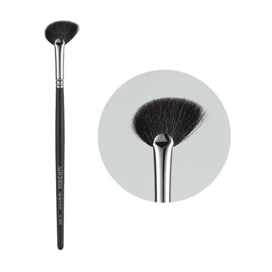 Professional makeup fan brush with ultra-soft goat hair bristles 1