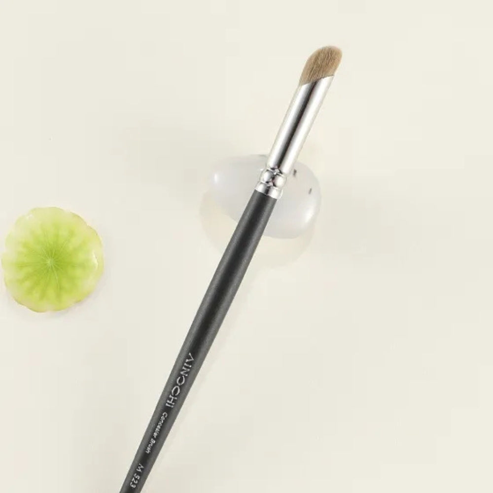 Professional-quality concealer brush for streak-free coverage 2