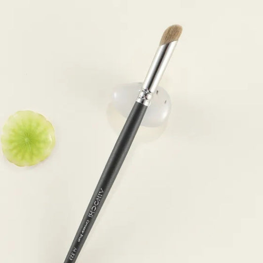 Professional-quality concealer brush for streak-free coverage 2