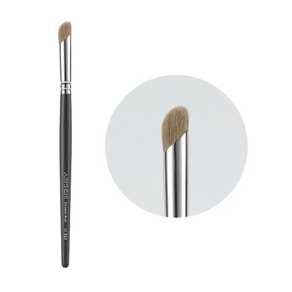 Professional-quality concealer brush for streak-free coverage 1