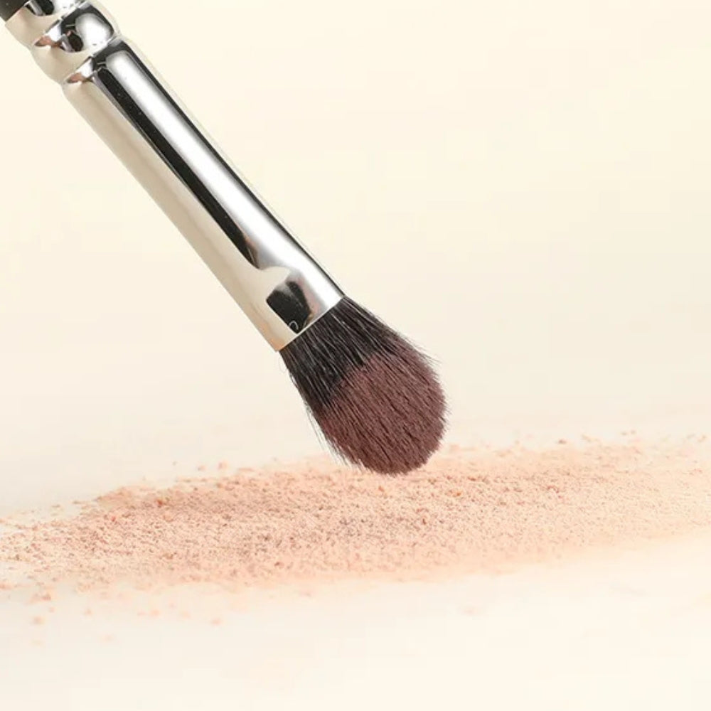 Professional-quality eyeshadow brush for precision blending 3