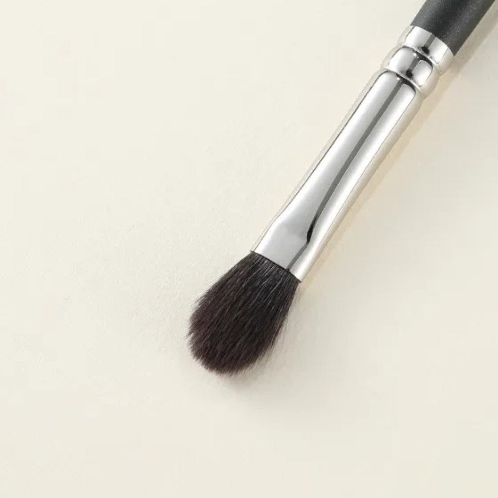 Professional-quality eyeshadow brush for precision blending 4