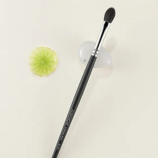 High-quality flat eyeshadow brush for precise application 2