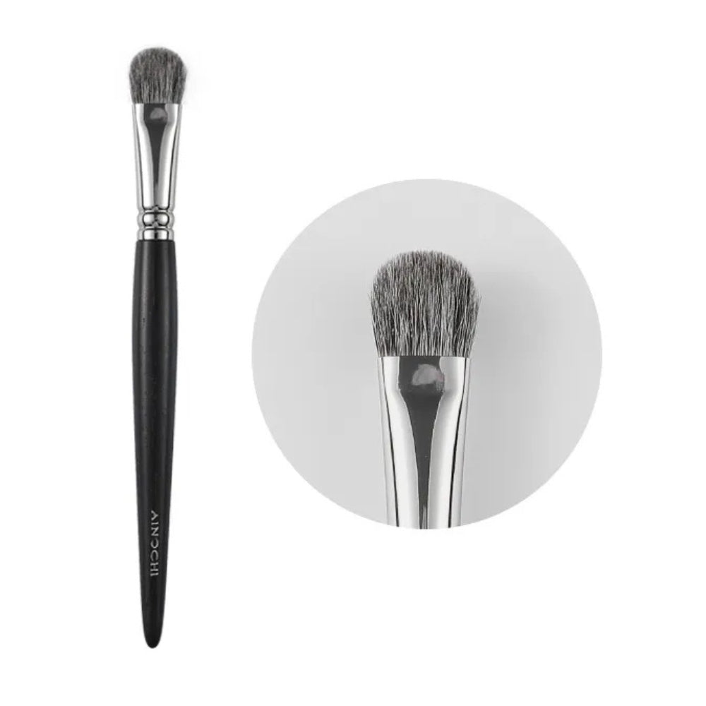 Professional eyeshadow brush for base shades 1