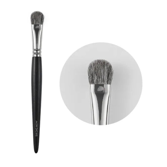 Professional eyeshadow brush for base shades 1