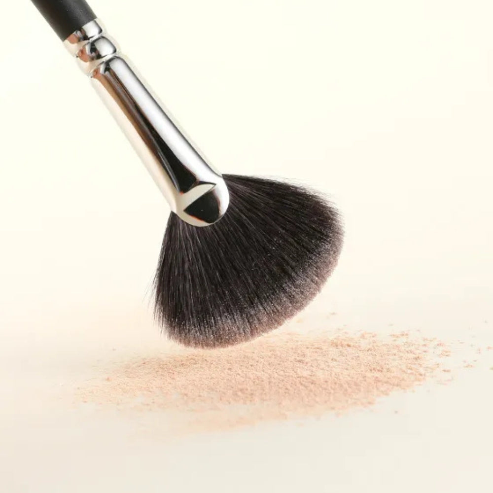 Professional fan brush for highlighter and contouring 3
