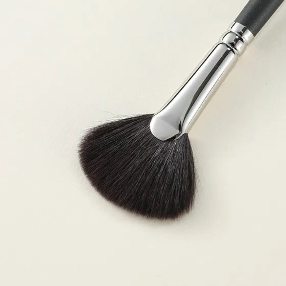 Professional fan brush for highlighter and contouring 4