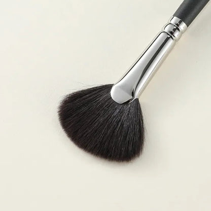 Professional fan brush for highlighter and contouring 4