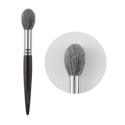Soft tapered highlight brush for precise application 1