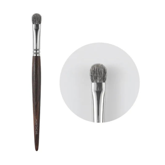 Medium-sized blending brush for precision and control 1