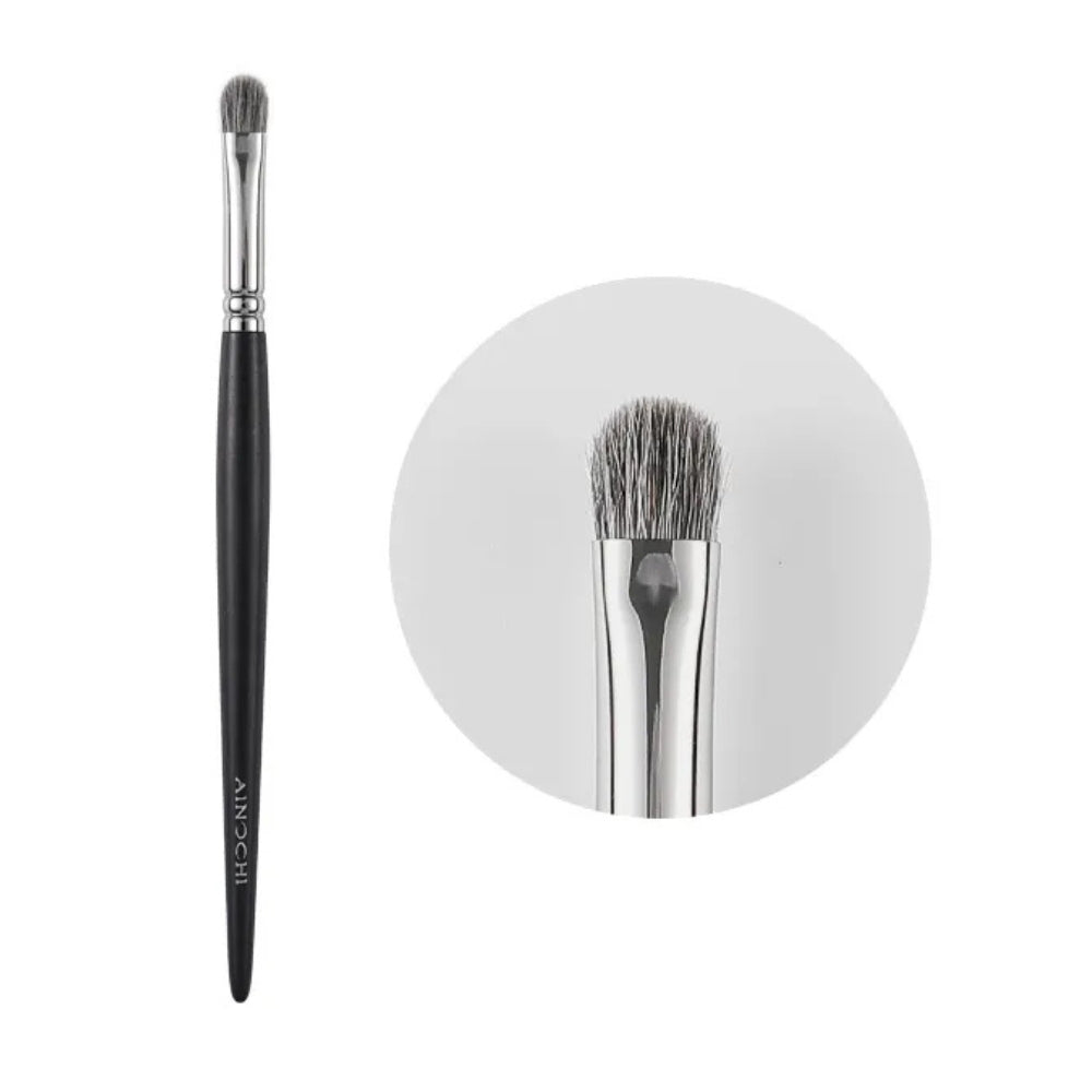 Professional eyeshadow brush for lash line detailing 1