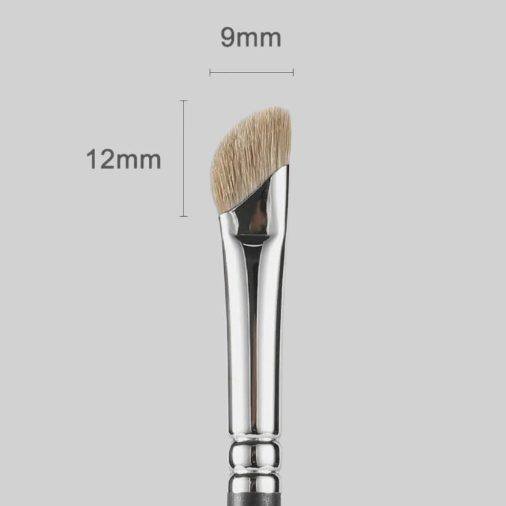 Small concealer brush for under-eye application 5
