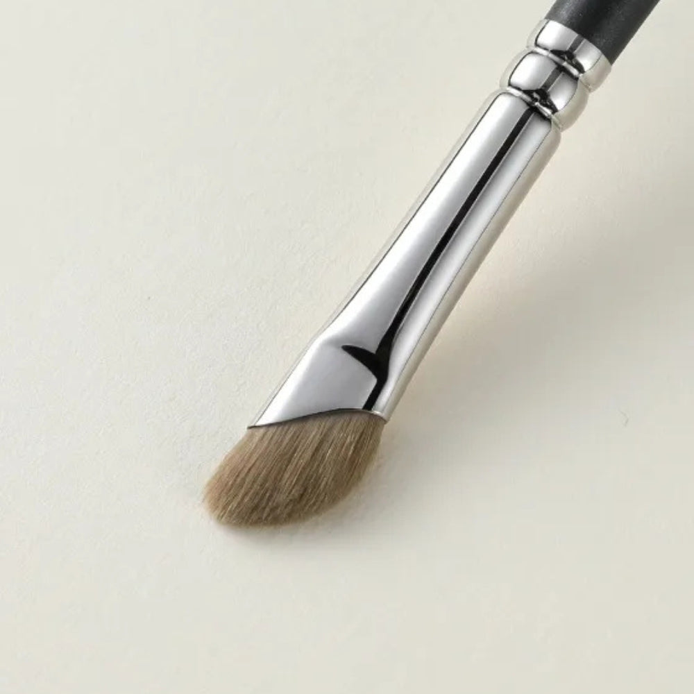 Small concealer brush for under-eye application 4