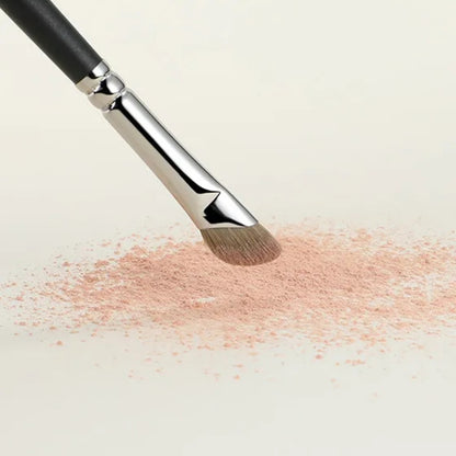 Small concealer brush for under-eye application 3
