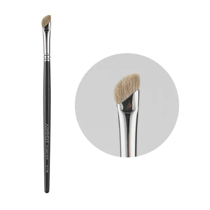 Small concealer brush for under-eye application 1