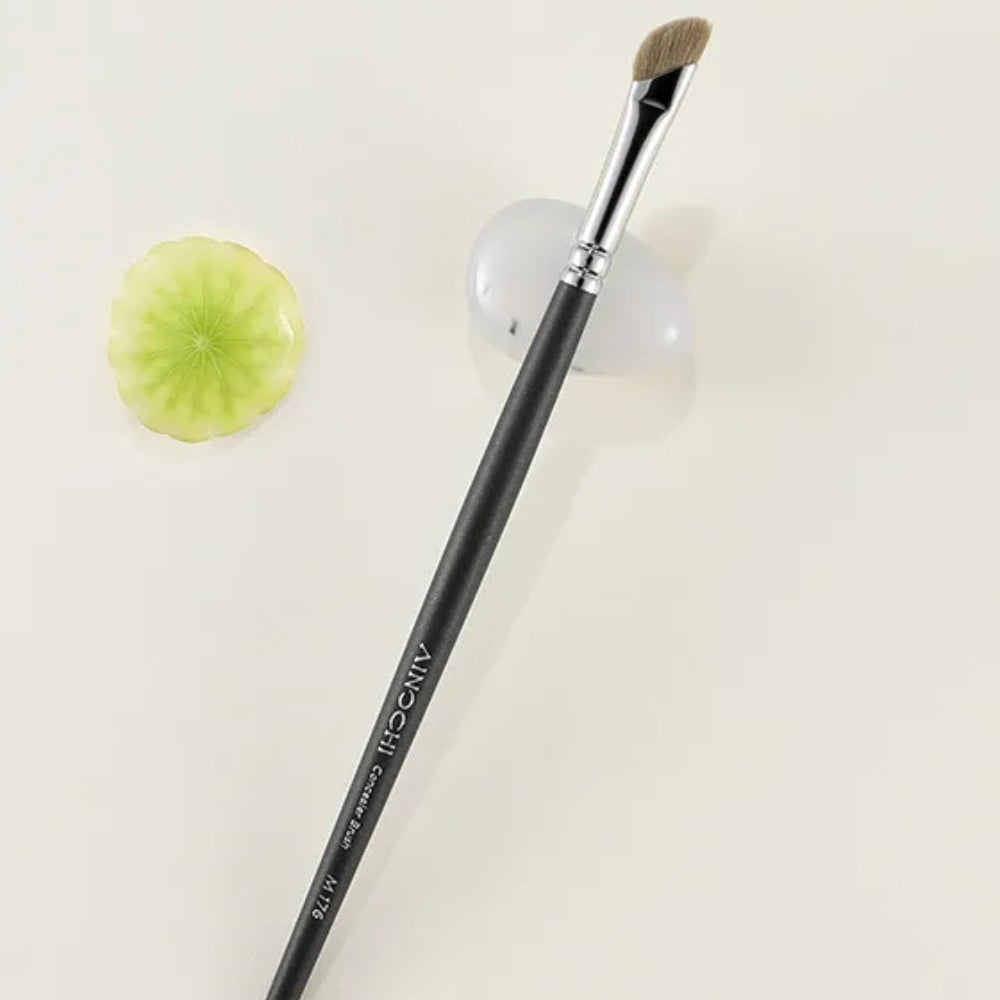 Small concealer brush for under-eye application 2